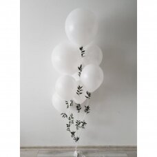 Baltų balionų puokštė puošta žaluma