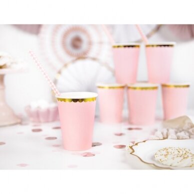 Šviesiai rožinės spalvos puodeliai
